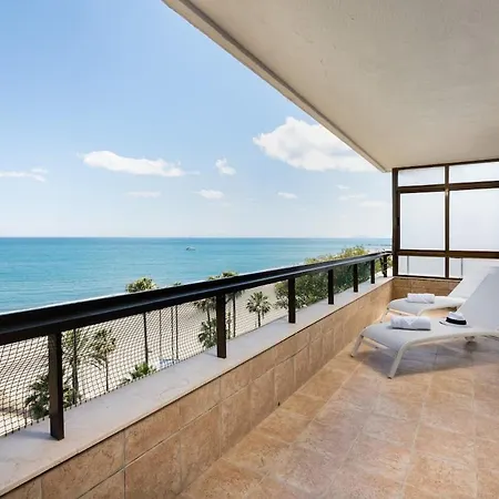Ferienhaus Magnificent Beachfront Apartment