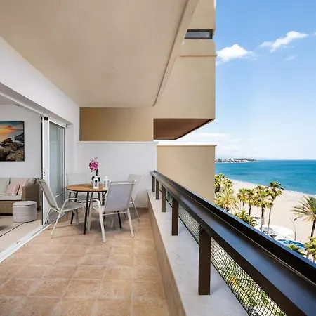Magnificent Beachfront Apartment Ferienhaus *